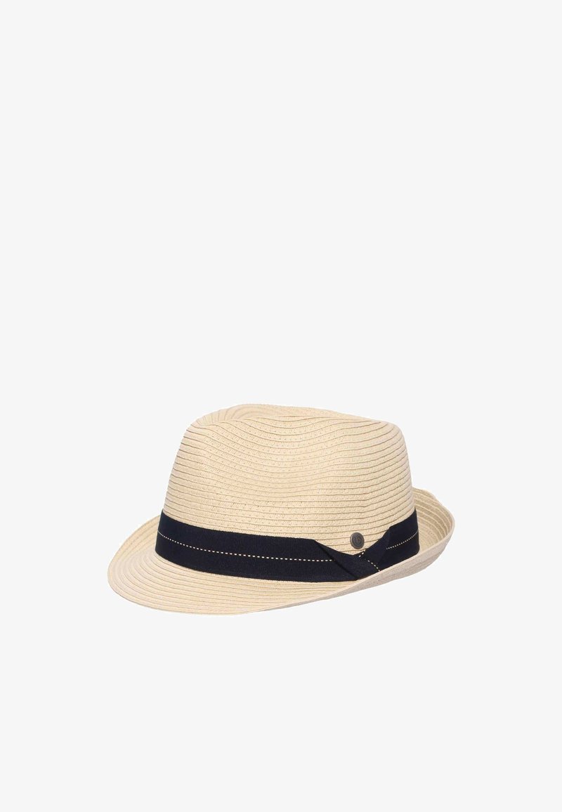 Sombrero fedora tejido beige con una cinta negra que presenta un pequeño emblema metálico redondo en el lateral.
