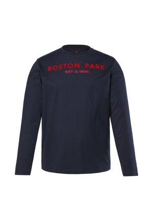 Granatowa koszulka z długim rękawem wykonana z bawełny, z napisem "BOSTON PARK" w kolorze czerwonym oraz nadrukowaną datą powstania. Okrągły dekolt i prosty design.