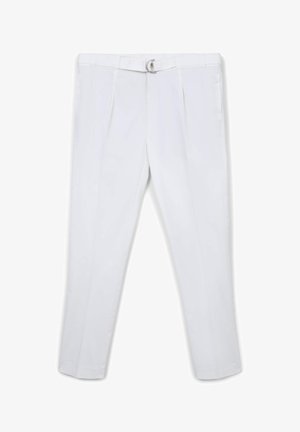 Pantaloni bianchi a sigaretta con pieghe frontali, tasche laterali e una cintura coordinata con fibbia doppio anello in argento.
