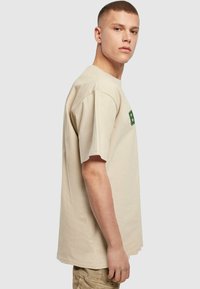 Merchcode BOSTON HEAVY - T-shirts med print - wet sand