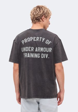 Under Armour, PROPERTY OF - Тениска с щампа - ultimate black/titanium