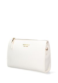 Clutch in pelle sintetica bianca con hardware dorato e logo in rilievo. Presenta una chiusura con zip e una forma rettangolare strutturata.