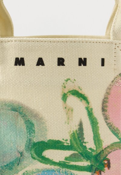 Τμήμα τσάντας από καμβά με τη λέξη «MARNI» σε μαύρα γράμματα και αφηρημένα λουλουδένια μοτίβα σε πράσινο, μπλε και ροζ ακουαρέλα.