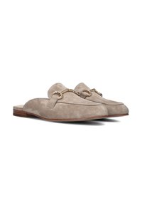 Suède muiltjes in lichtbeige, met een ronde neus, platte hak en gouden accenten op de bovenkant. Gladde textuur met minimale detailing.