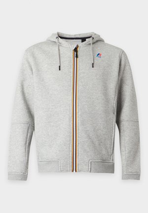 Sweat com capuz cinza claro com fecho de correr listrado multicolorido, bolsos frontais, capuz com cordão e um pequeno logótipo azul e vermelho no peito.