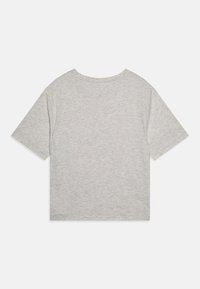 T-shirt gris à manches courtes avec un col rond, fabriqué en tissu léger et doux, présentant une texture lisse et un minimum de détails de couture.