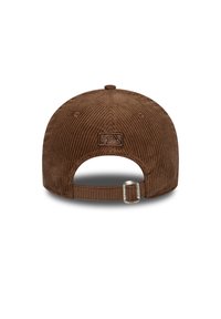 Καφέ καπέλο από κορντόρυ με κυρτό γείσο, ρυθμιζόμενο λουράκι και μικρό εμβληματικό ταμπελάκι στο πίσω μέρος. Διακριτές ραβδώσεις και μονόχρωμο σχέδιο.