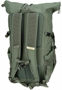 Rucsac verde din nailon cu curele din plasă ventilată și căptușite, catarame ajustabile, buzunare laterale și închidere tip roll-top pentru o stocare sigură.