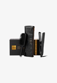 Das GHD Gold Professional Geschenkset umfasst ein schwarzes stylisches Etui mit Krokodilprägung, einen Haarglätter und eine Bürste in einer schwarzen Box.