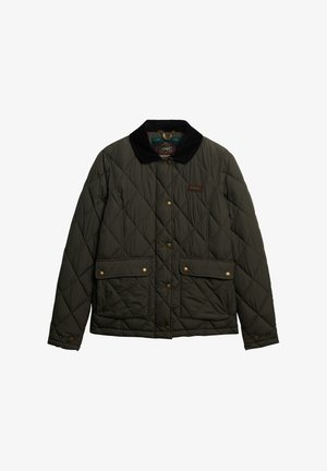 Gequilted, olijfgroene jas met een zwarte ribkraag. Bevat dubbele borstzakken en koperen drukknoopsluiting.