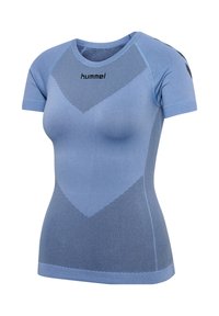 Niebieska sportowa koszulka z krótkim rękawem z teksturowanym wzorem w zygzak i prążkowanym dołem. Zawiera czarne logo marki "Hummel".