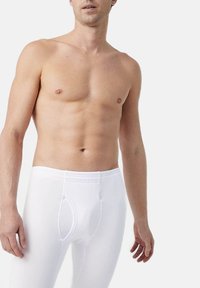 Ropa interior ajustada blanca con un diseño sin costuras, cintura elástica y bolsa frontal, que muestra una textura suave y una forma ajustada al cuerpo.