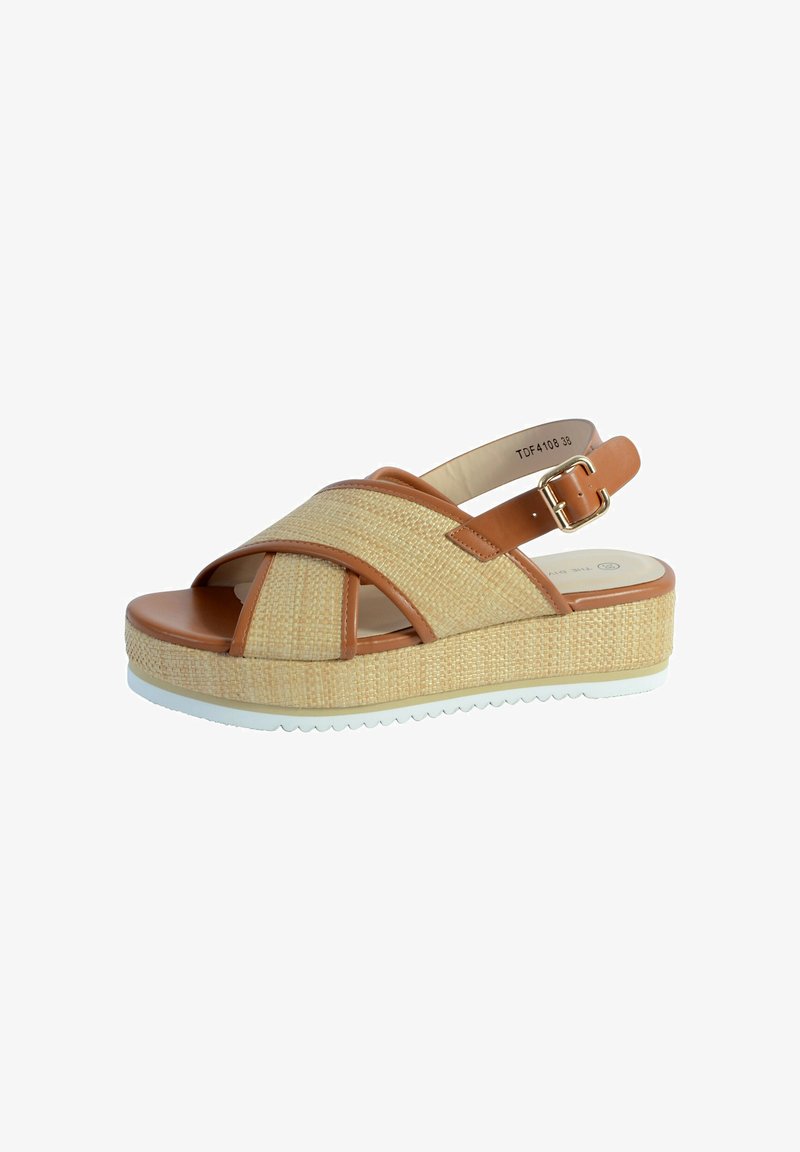 Sandale compensée avec brides croisées beige en tissage, bordure en cuir marron, boucle réglable à la cheville, et semelle en caoutchouc blanc.