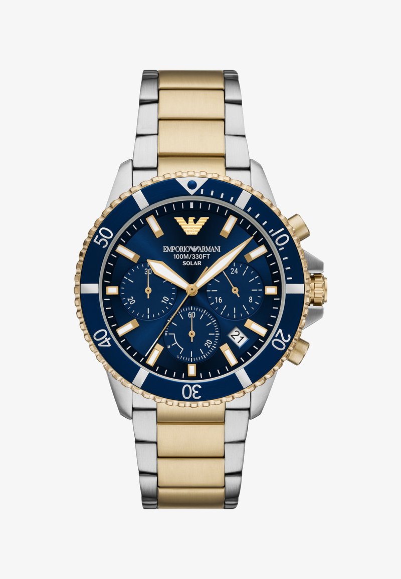 Montre solaire Emporio Armani en acier inoxydable bicolore avec cadran bleu, accents dorés, sous-cadrans chronographes, fenêtre de date et lunette tournante.