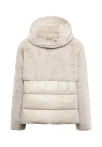 Cremefarbige Kunstpelzjacke mit Kapuze; weiche Textur mit einem glatten, gepolsterten cremefarbenen Bereich an der Taille; plüschiges Finish und schlankes Design.