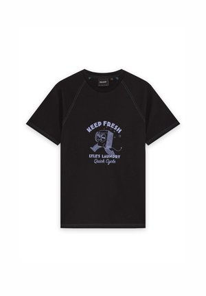 Μαύρο κοντομάνικο μπλουζάκι με ανοιχτό μωβ γραφικό ενός γερμένου πλυντηρίου που χαμογελά και κείμενο "Keep Fresh Lyle's Laundry Quick Cycle.".