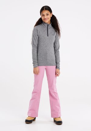 Grijze lange mouwen pullover met een halve rits kraag, gecombineerd met roze skibroek. De outfit heeft een gladde textuur en is ontworpen voor actieve kleding.