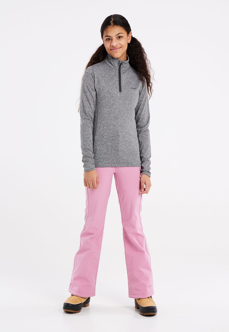 Grijze lange mouwen pullover met een halve rits kraag, gecombineerd met roze skibroek. De outfit heeft een gladde textuur en is ontworpen voor actieve kleding.
