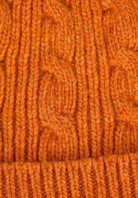 Beanie lavorato a maglia a trecce in lana arancione brillante, caratterizzato da motivi in rilievo e un polsino a coste nella parte inferiore per una vestibilità aderente.