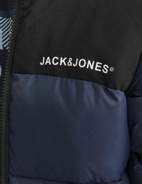 Svart och marinblå vadderad jacka med varumärket "JACK & JONES" i vit text på bröstet, med dragkedjestängning och slät yta.