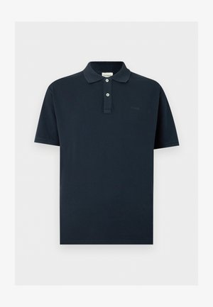 Μπλε σκούρο μπλουζάκι πόλο με κοντά μανίκια, δύο λευκά κουμπιά και μικρό κεντημένο λογότυπο στο στήθος σε απλό λευκό φόντο.
