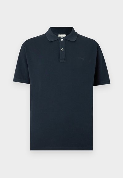 Μπλε σκούρο μπλουζάκι πόλο με κοντά μανίκια, δύο λευκά κουμπιά και μικρό κεντημένο λογότυπο στο στήθος σε απλό λευκό φόντο.