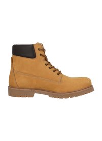 Stivaletti alla caviglia in suede tan con colletto in pelle nera, lacci frontali e suola in gomma texture, caratterizzati da dettagli di cucitura a contrasto.