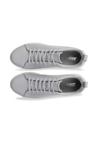 Szare buty sportowe z gładką syntetyczną cholewką, płaskimi sznurowadłami i zaokrąglonym czubkiem. Zawierają logo na wkładce oraz teksturowaną podeszwę.