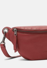 Borsa a pochette in pelle rossa con zip superiore, forma slim e dettagli in metallo. Presenta una tracolla removibile e una finitura testurizzata.
