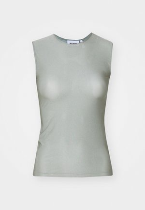 Ujjatlan, világoszöld top, sima anyagból készült, magas nyakkal és testhez simuló szabással. Nincsenek látható fémrészek vagy minták.