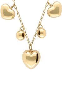 Gouden ketting met een schakeldesign, versierd met twee glanzende hartbedels en twee bolvormige hangers, allemaal in een gepolijste metalen afwerking.