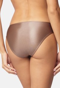 Hnědé bikinové dno s vysokým pasem, hladká, lesklá textura, střední výška siluety, obsahuje elastický pás, minimální pokrytí a bez ozdob.