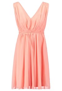 Růžové bezrukávové šaty s hlubokým výstřihem do V, s plisovanou texturou a zúženým pasem, sahajícími těsně nad kolena, vyrobené z lehkého materiálu.