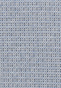 Hellblauer und weißer gestrickter Stoff mit einem strukturierten Muster. Das Material weist eine Mischung aus Blautönen und weiß eingewobenen Fäden auf.