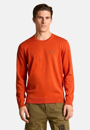 Pull arancione lavorato a maglia con scollatura rotonda, polsini e orlo a costine, con un piccolo logo ricamato sul petto.