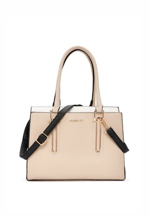 Bolso estructurado beige con doble asa superior, correa de hombro ajustable negra, herrajes dorados y logo estampado en el panel frontal.