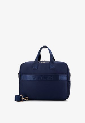 Bolsa de viaje azul marino con dos asas y una correa desmontable, hecha de nailon, que presenta el nombre de la marca en relieve y cremalleras en tono dorado.