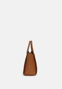 Bolso de mano de cuero marrón con forma cónica, textura suave y asas dobles en la parte superior. Detalles en negro que contrastan a lo largo de los lados.