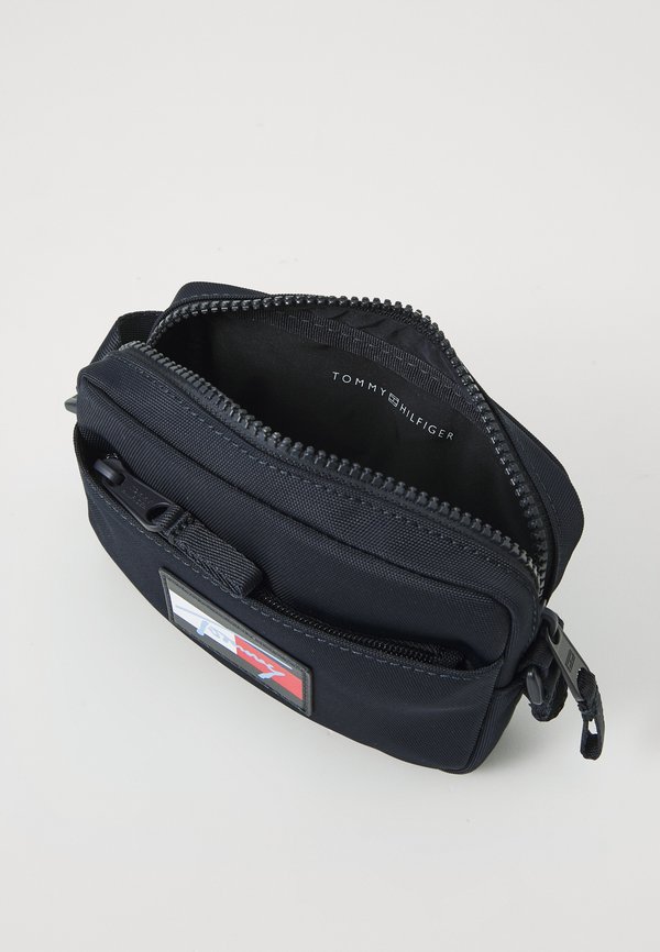 SCRIPT FLAG CROSSOVER BAG UNISEX – Umhängetasche