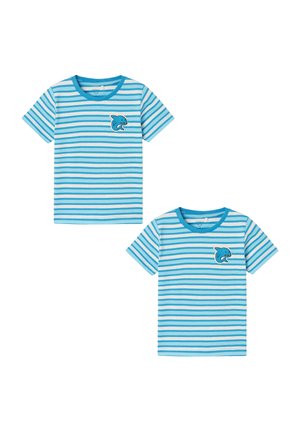 Zwei kurzärmlige T-Shirts mit hellblauen und weißen Streifen, auf der linken Brust mit einem blauen Hai bestickt. Aus Baumwollmaterial.