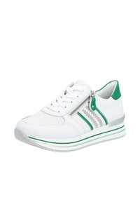 Weißer Sportschuh mit grünen Akzenten, strukturiertem Obermaterial mit Perforationen, kontrastierenden Streifen, flacher Gummisohle und seitlichem Reißverschlussdetail.