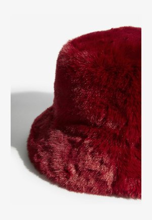Rode nepbont bucket hat met een zachte, textuurafwerking; afgeronde bovenkant en brede rand, wat zorgt voor een pluizige uitstraling.