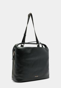 Schwarze Leder-Umhängetasche mit Reißverschluss, goldenen Akzenten und einem eleganten Design. Markenlogo "LIUJO" auf der Vorderseite angebracht.