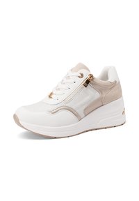 Zapatillas blancas y beige con paneles de malla y ante, detalle de cremallera dorada, puntera redonda, suela acolchada y acentos texturizados. Diseño de tacón cuña.