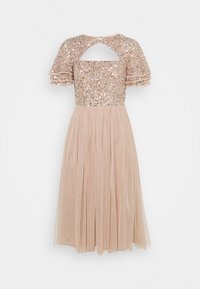 Vestido de noche beige con un top de lentejuelas y mangas cortas con volantes, y un escote en la espalda. La falda está hecha de tul plizado.