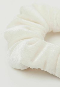 Bílá saténová gumička do vlasů, texturovaný povrch, kulatý tvar, sesbíraný design, hladký povrch s jemným leskem a bez viditelných vzorů.