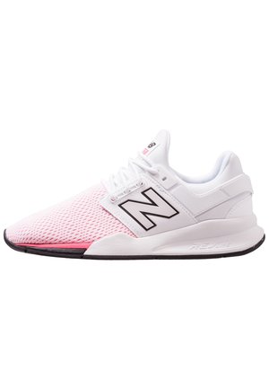 Chaussure de sport New Balance blanche et rose avec dessus en mesh, logo noir sur le côté, lacets blancs et semelle noire.