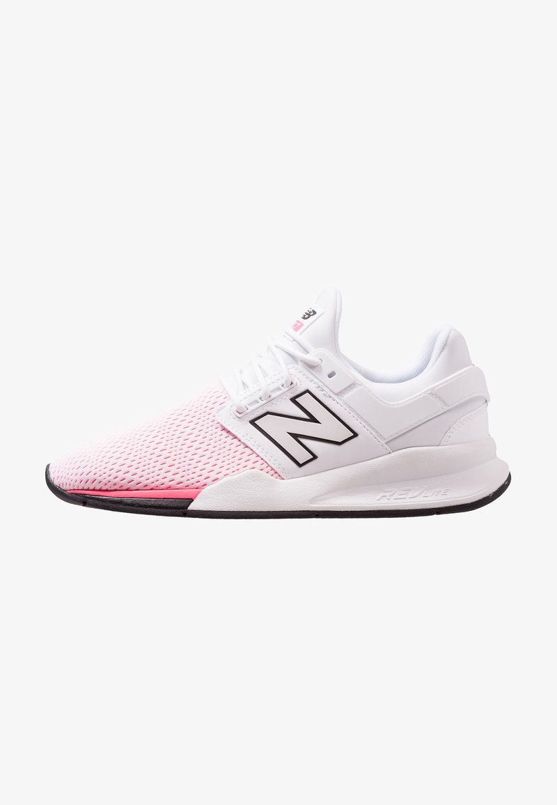 Chaussure de sport New Balance blanche et rose avec dessus en mesh, logo noir sur le côté, lacets blancs et semelle noire.