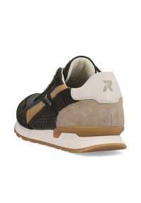 Herren-Laufschuhe mit einer Kombination aus schwarzem Mesh, dunkelgrünem Wildleder und beigen Akzenten, einer weißen Sohle und Logodetails an der Ferse.