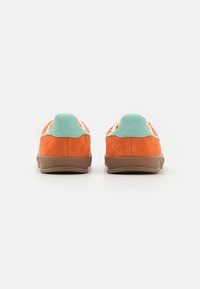 adidas Originals GAZELLE INDOOR UNISEX - Trainers - easy orange/clear mint